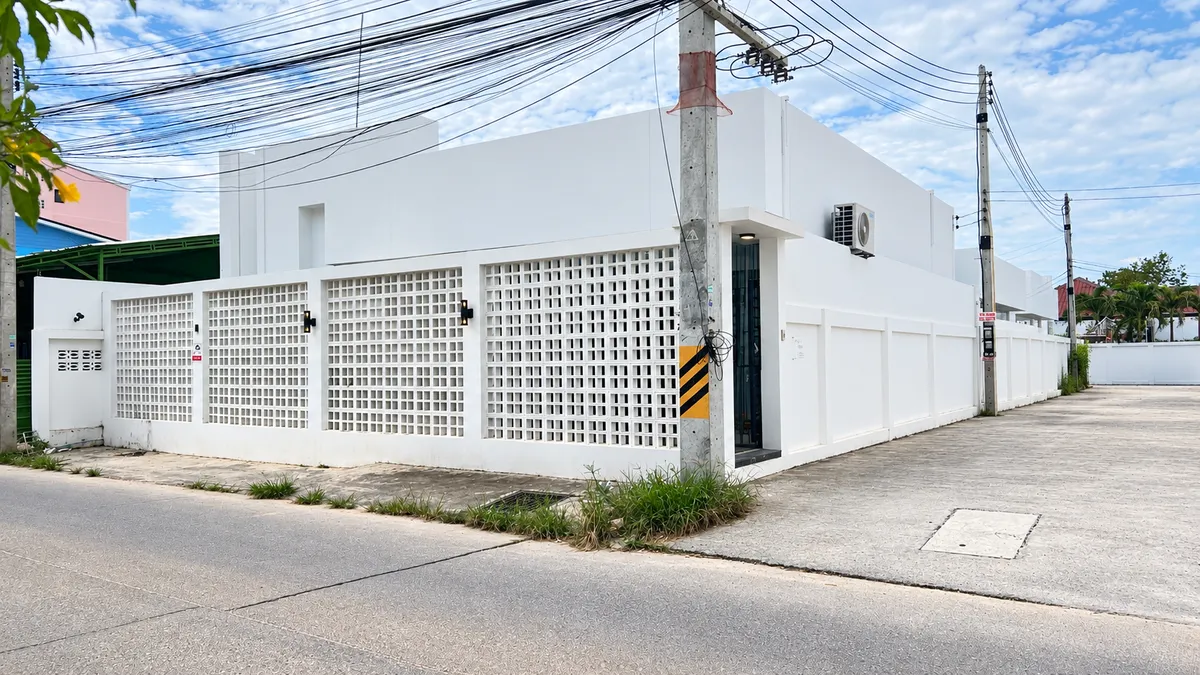 Modern Style Private House 4 bedrooms 2 bathrooms in East Pattaya for RENT