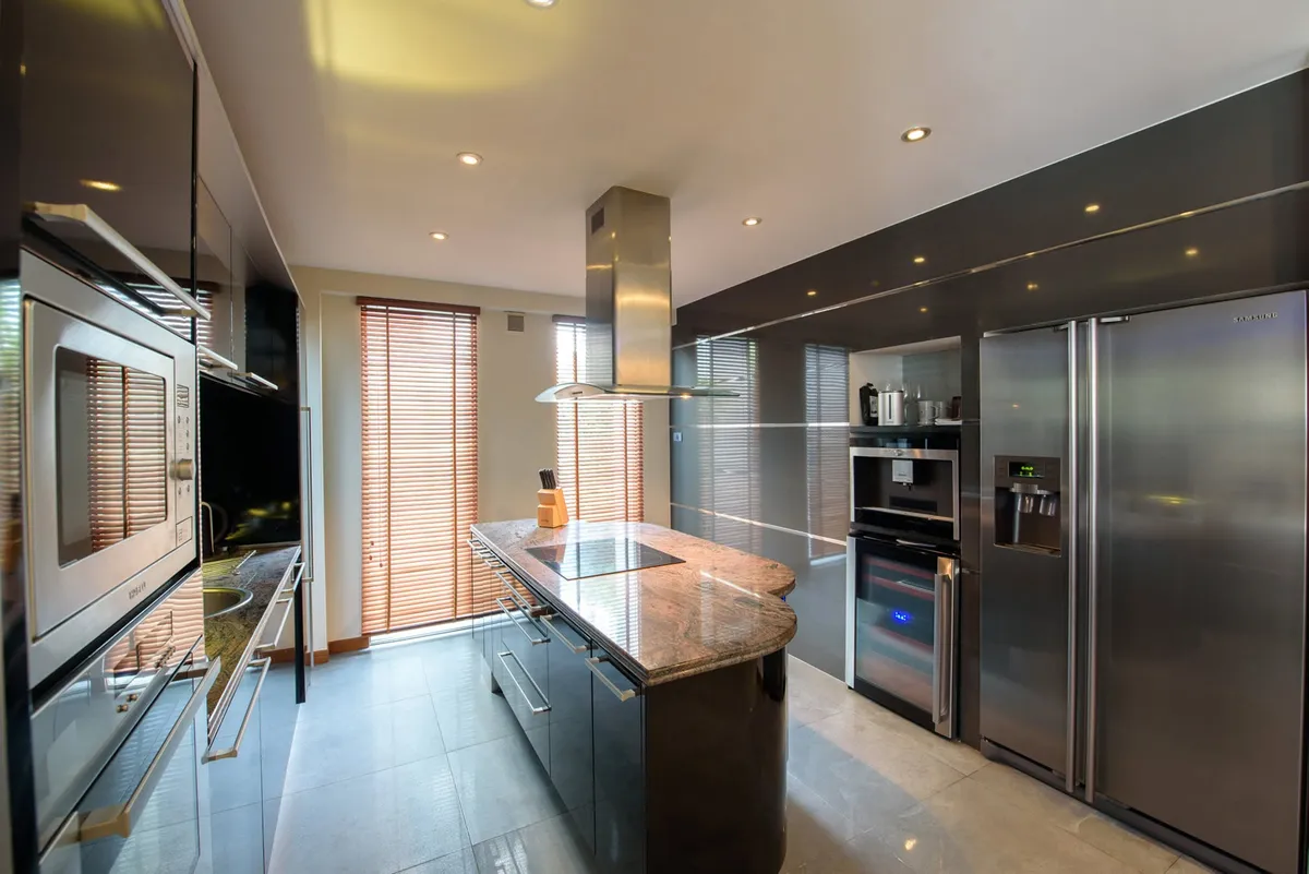 Luxuy Villa with a common pool near the beach 4 bedroom 3 bathrooms in Jomtien for RENT photo 9
