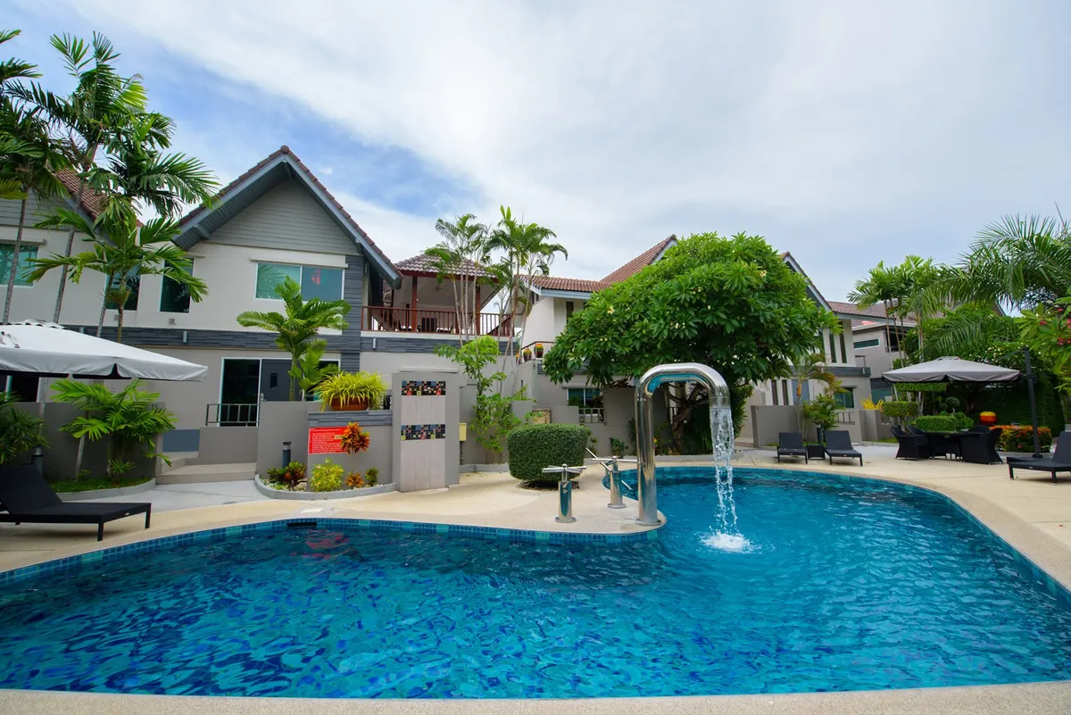 Luxuy Villa with a common pool near the beach 4 bedroom 3 bathrooms in Jomtien for RENT