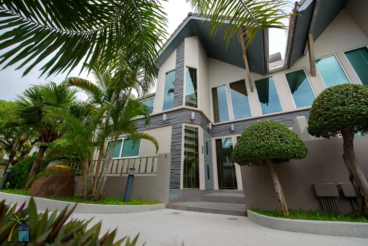 Luxuy Villa with a common pool near the beach 4 bedroom 3 bathrooms in Jomtien for RENT photo 2