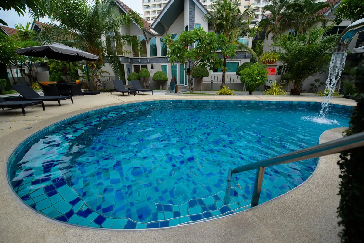 Luxuy Villa with a common pool near the beach 4 bedroom 3 bathrooms in Jomtien for RENT photo 4