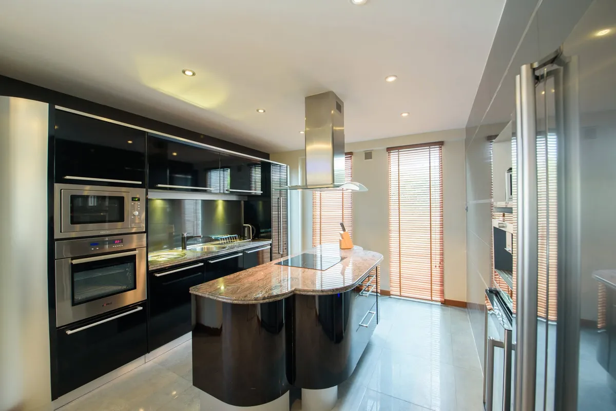 Luxuy Villa with a common pool near the beach 4 bedroom 3 bathrooms in Jomtien for RENT photo 8