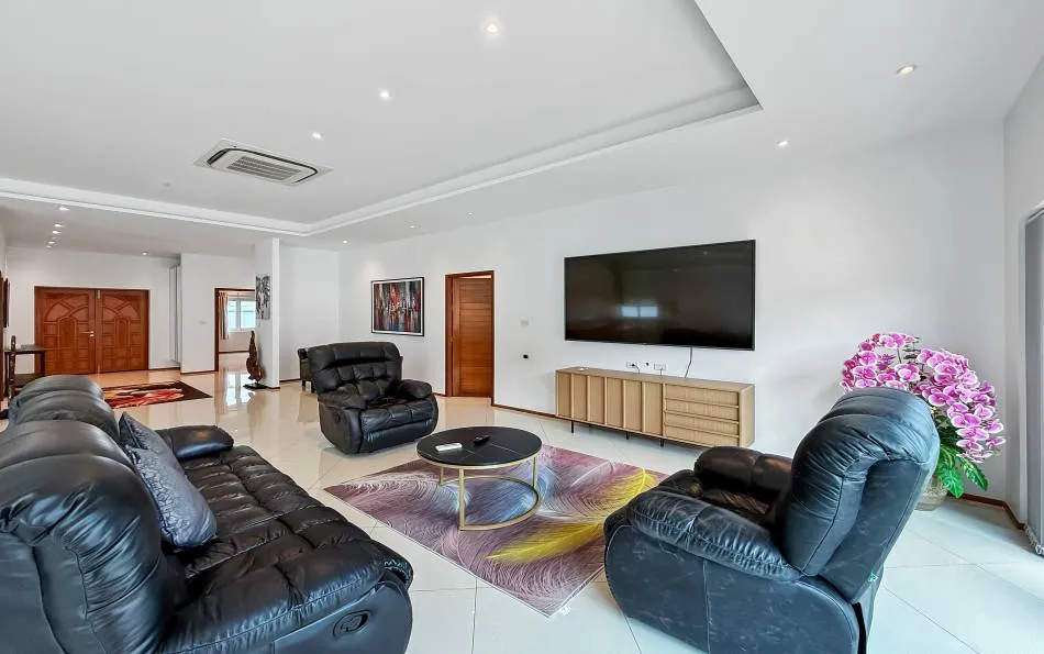 Modern 3-Bedroom Villa For Rent near Mabprachan Lake photo 4
