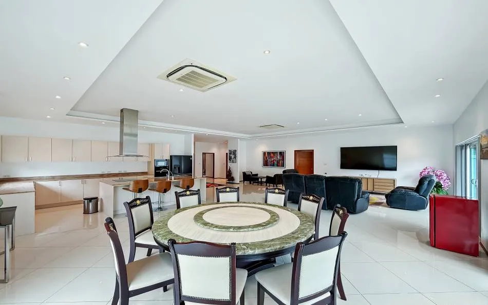 Modern 3-Bedroom Villa For Rent near Mabprachan Lake photo 6