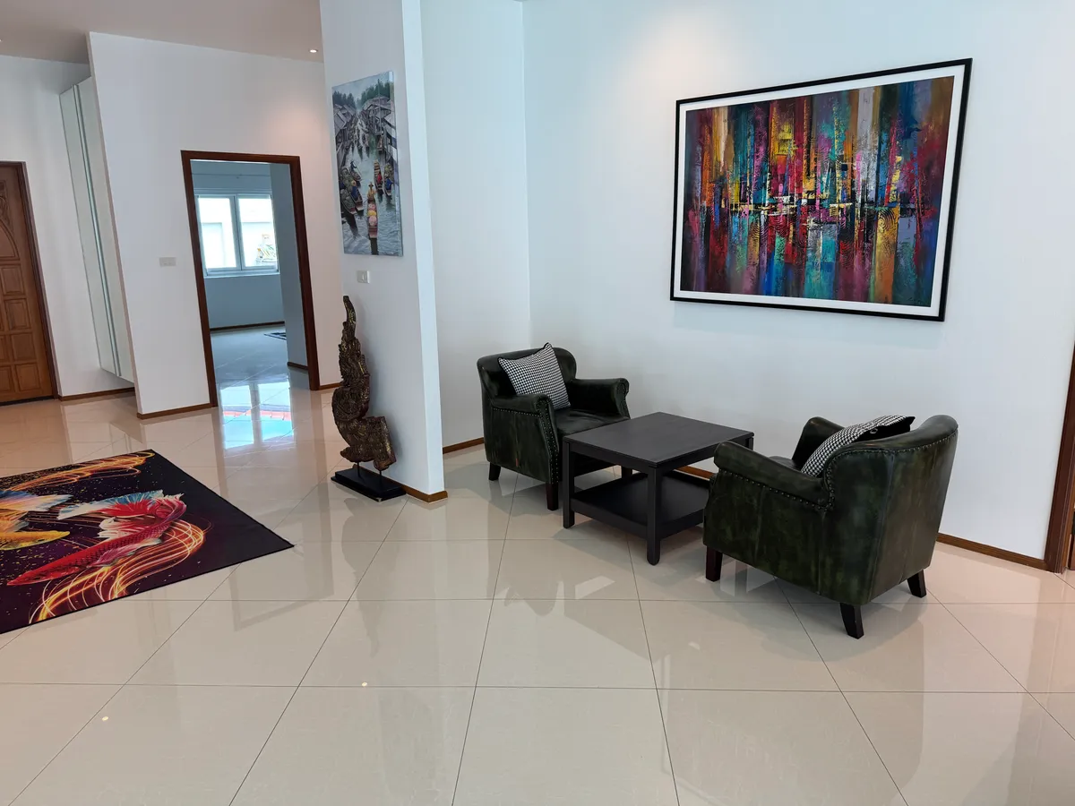 Modern 3-Bedroom Villa For Rent near Mabprachan Lake photo 9