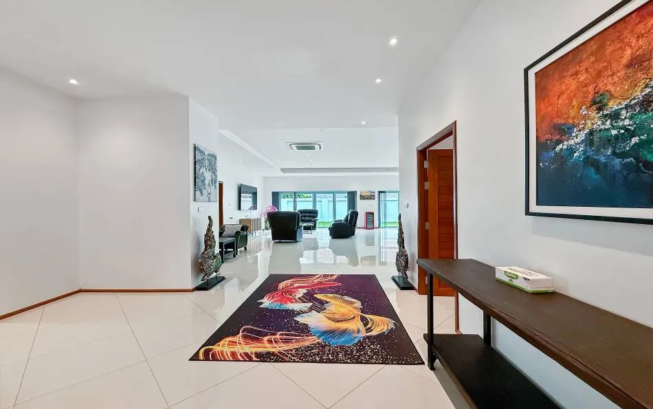 Modern 3-Bedroom Villa For Rent near Mabprachan Lake photo 5