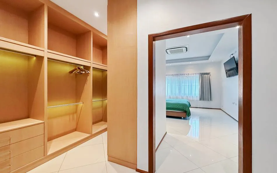 Modern 3-Bedroom Villa For Rent near Mabprachan Lake photo 11