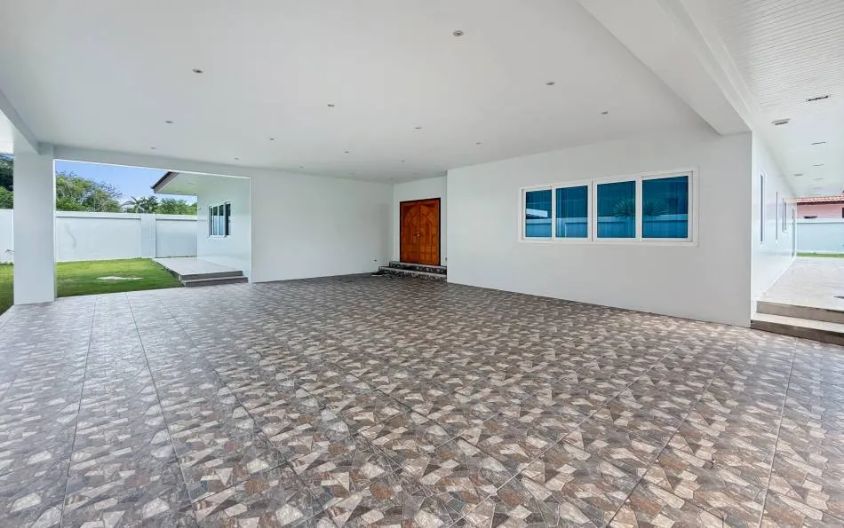 Modern 3-Bedroom Villa For Rent near Mabprachan Lake photo 3