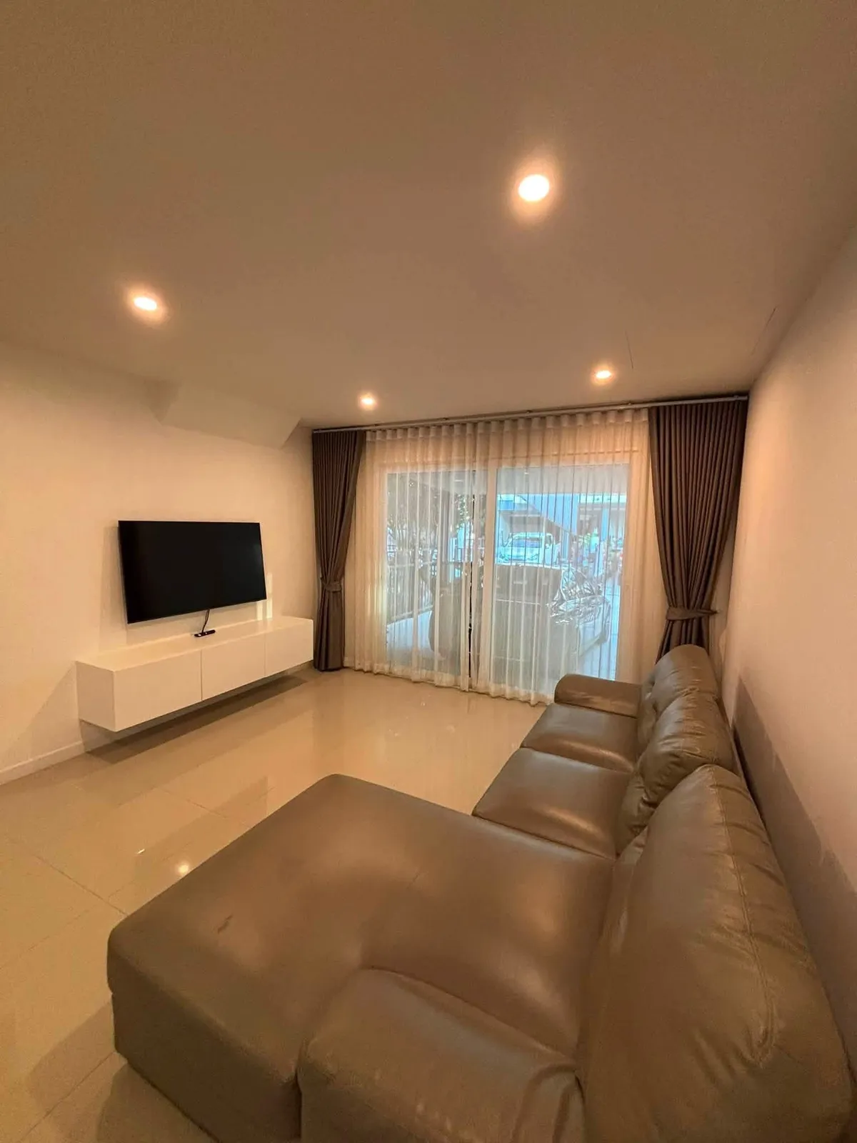 Townhouse 3 Bedrooms 2 Bathroom in East Pattaya photo 20