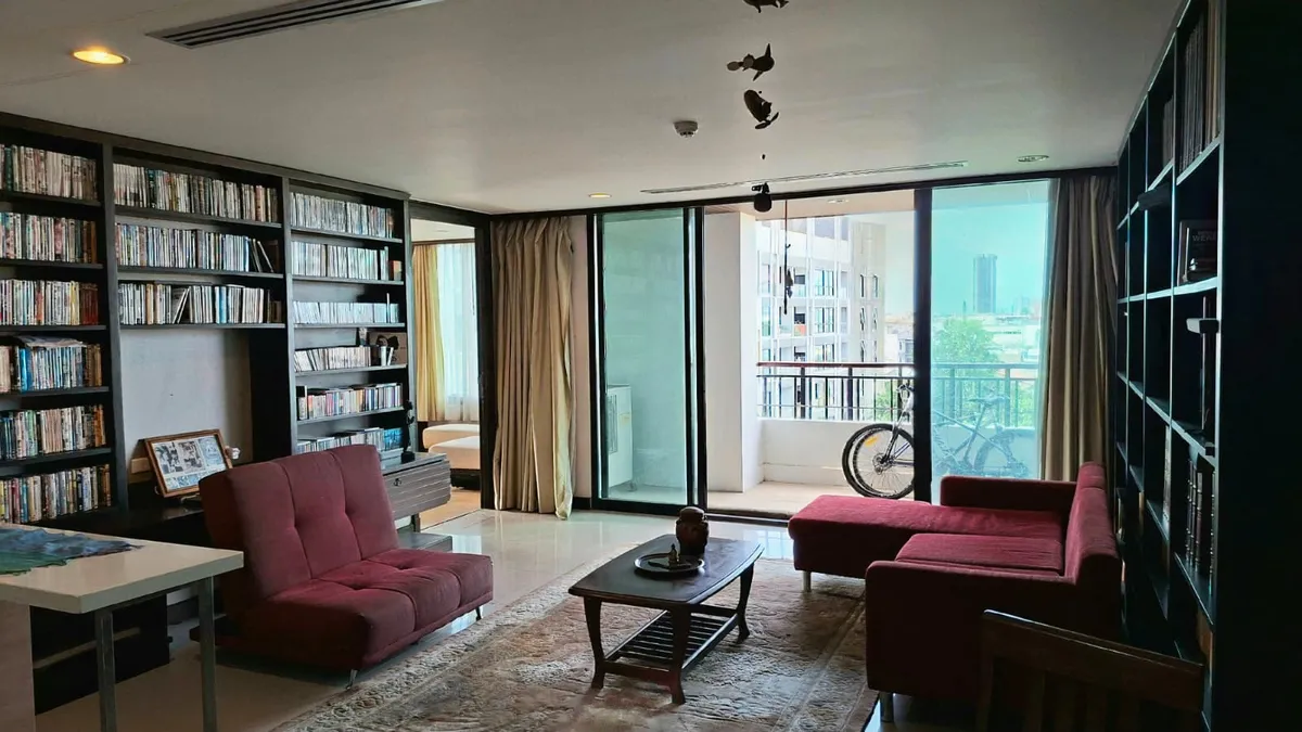 Foreign Name Renovation Opportunity – Spacious 105 sqm 1-Bedroom Two Bathroom Condo photo 7