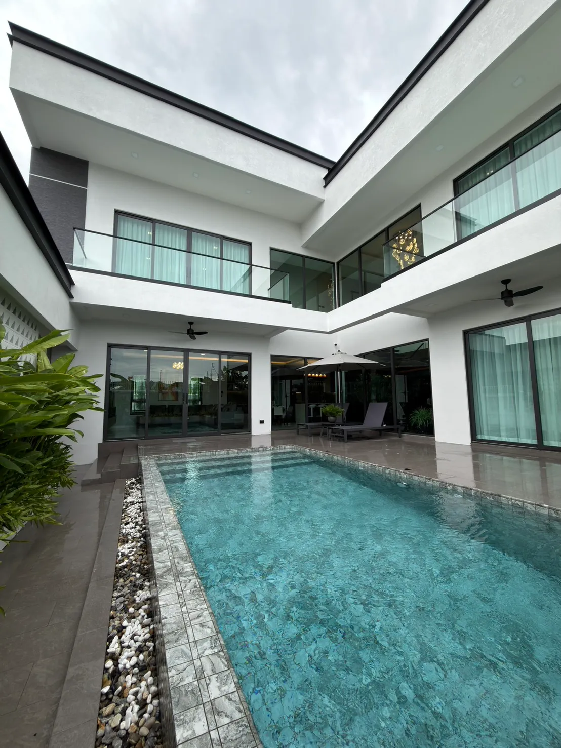 6 Bedroom 6 Bathroom in Sunset Villa Modern Luxury Pool Villa
