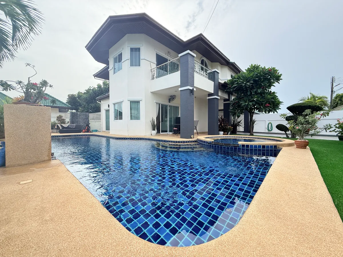 Pet-Friendly House with a Private Pool photo 2