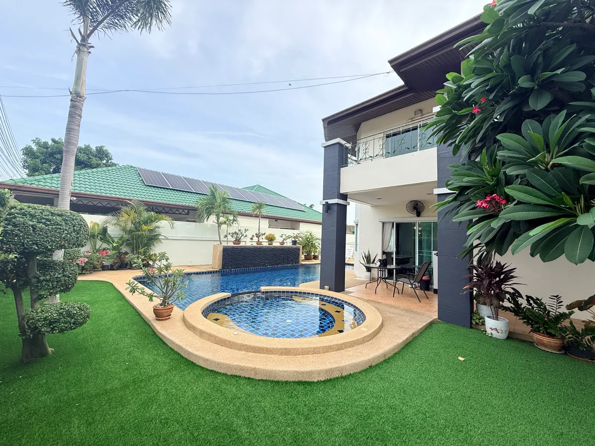 Pet-Friendly House with a Private Pool photo 5