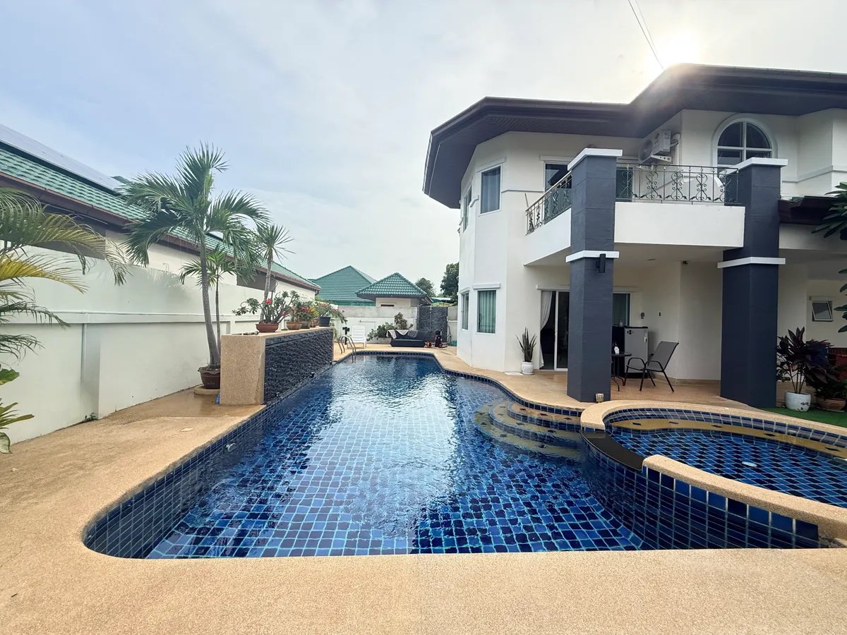 Pet-Friendly House with a Private Pool photo 3