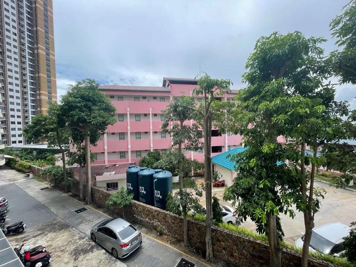Attractively Priced Studio in Popular Pratumnak Condo photo 7