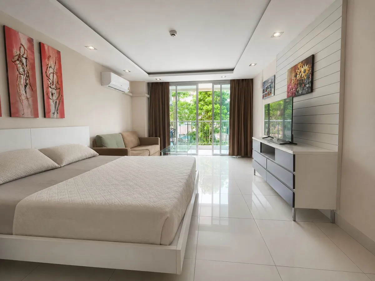 Attractively Priced Studio in Popular Pratumnak Condo photo 2