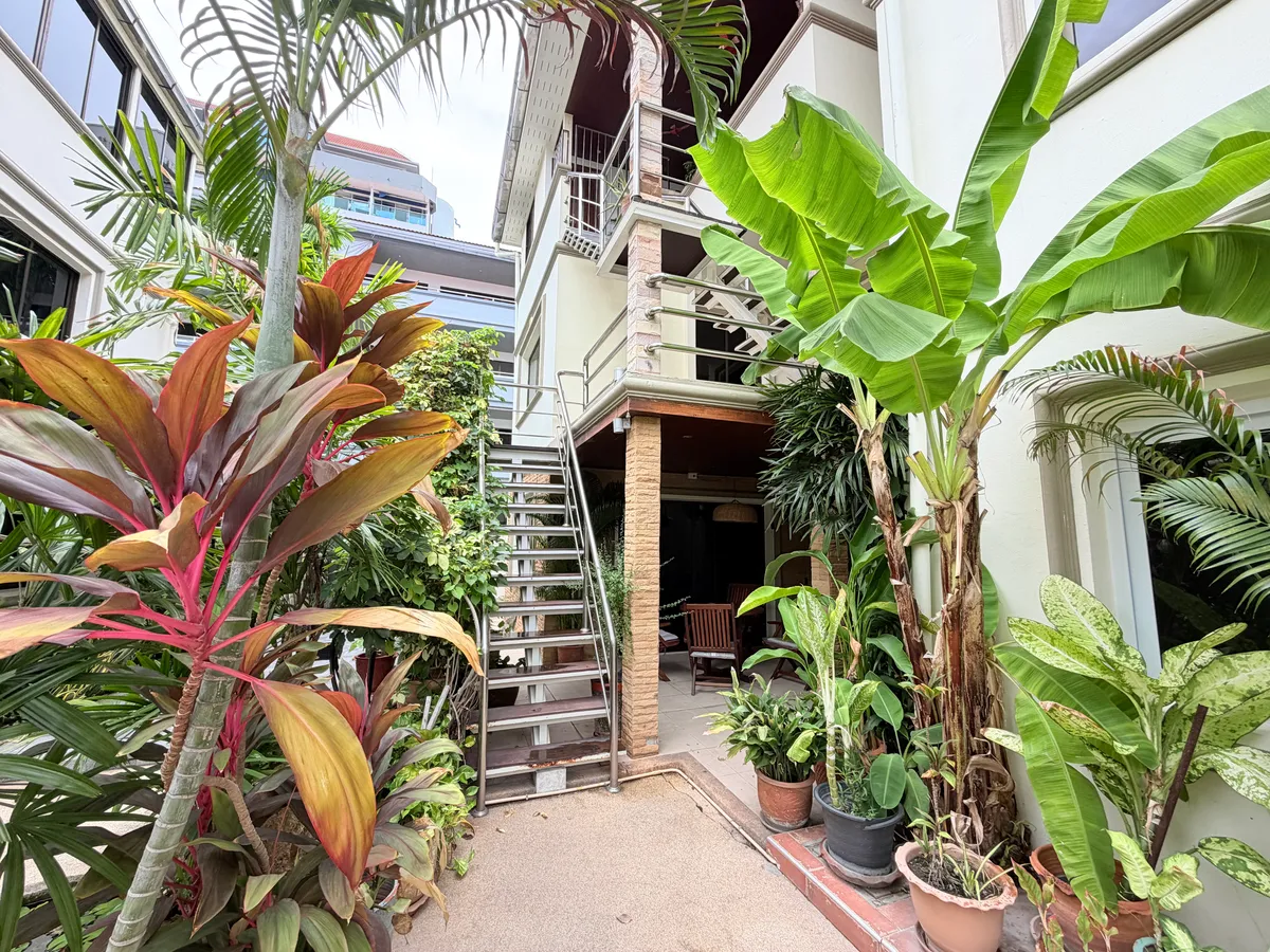 Pet friendly First and Second floor villa for rent ( communal pool)