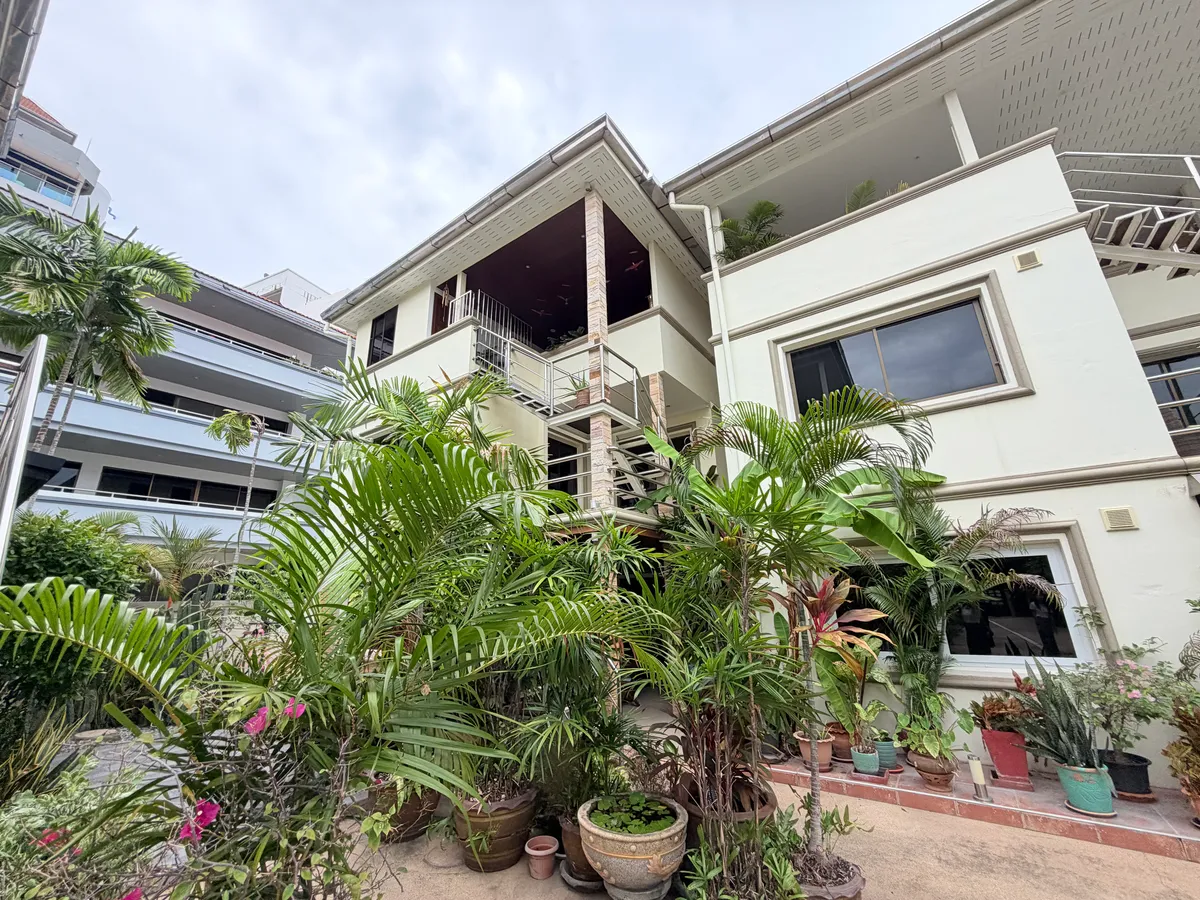 Pet friendly First and Second floor villa for rent ( communal pool) photo 2