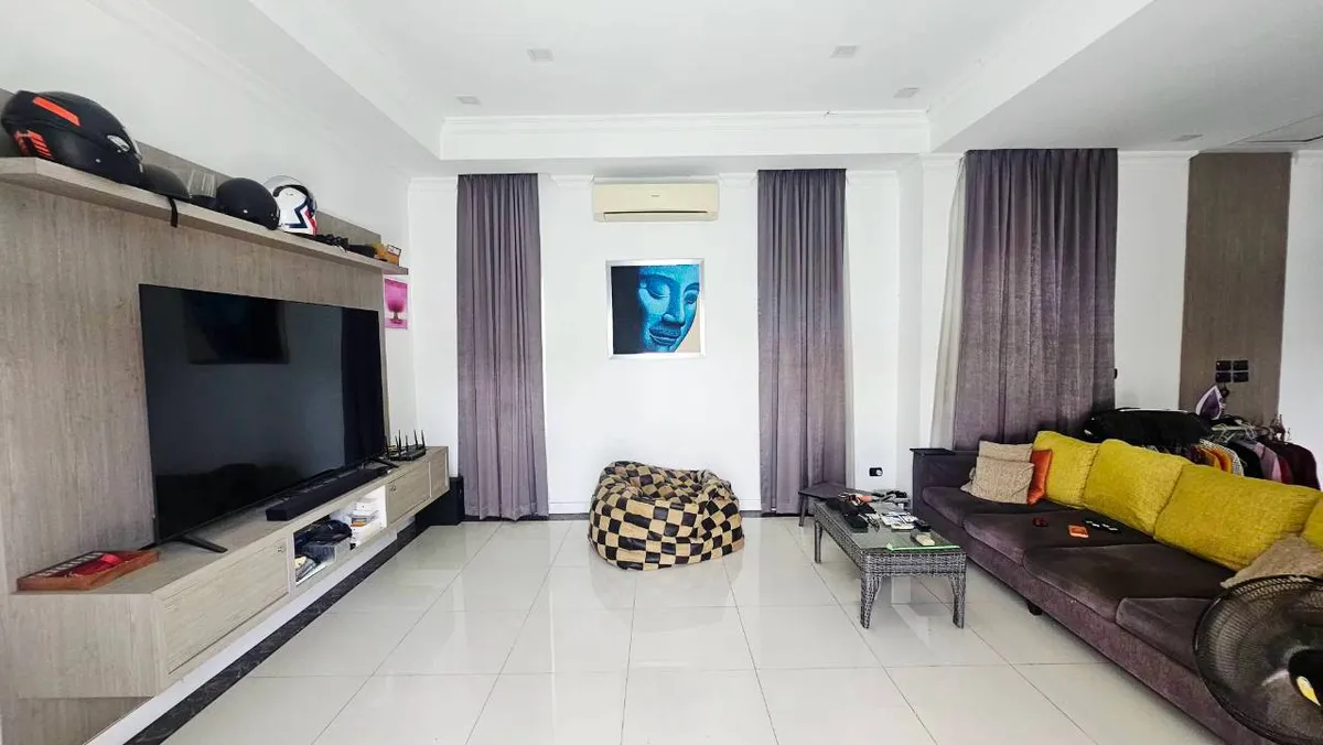 3 Bedroom 4 Bedroom house with private pool photo 9