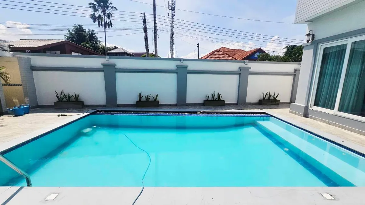 3 Bedroom 4 Bedroom house with private pool photo 4