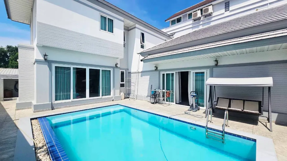 3 Bedroom 4 Bedroom house with private pool photo 3