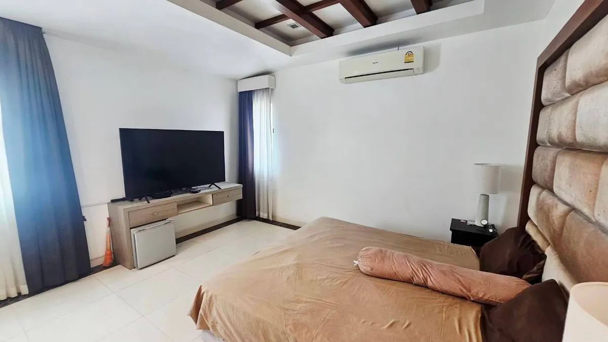 3 Bedroom 4 Bedroom house with private pool photo 14