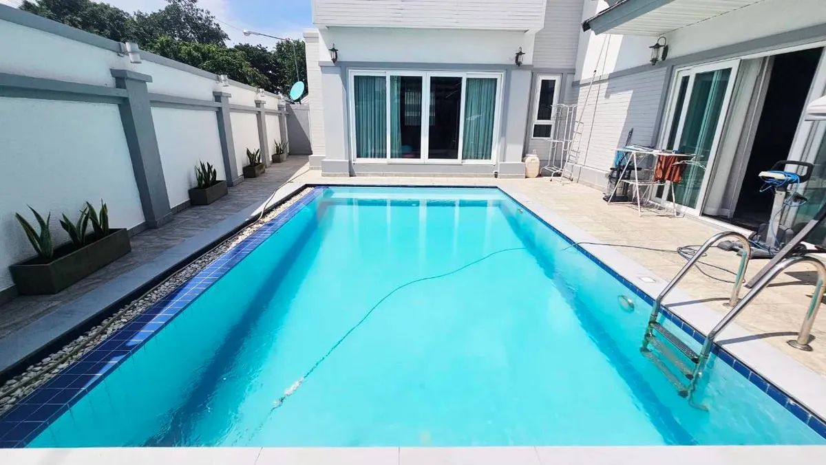 3 Bedroom 4 Bedroom house with private pool