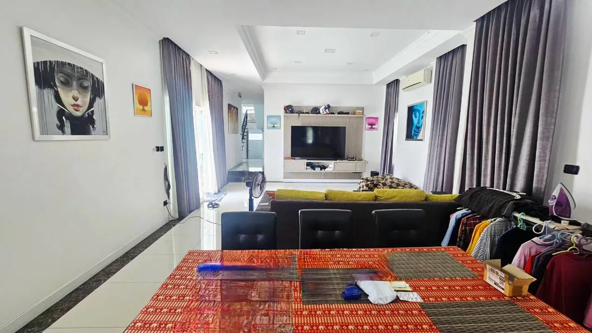 3 Bedroom 4 Bedroom house with private pool photo 8