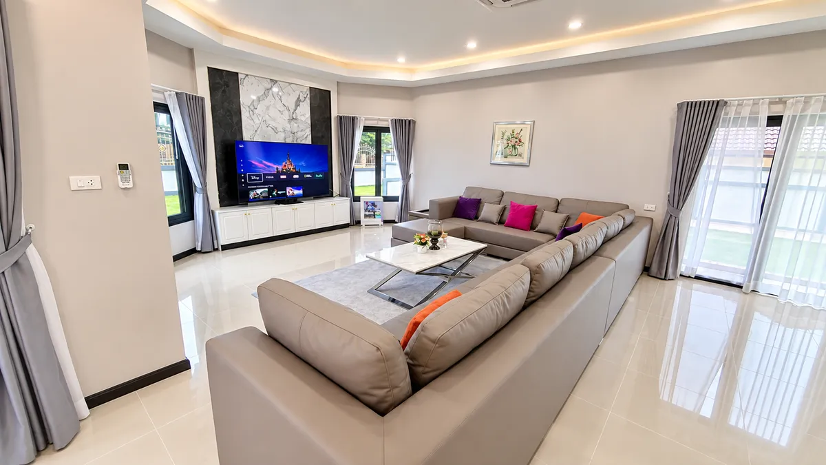 Luxury 4-Bedroom Pool Villa with Guesthouse, 100m from Mabprachan Lake. photo 13