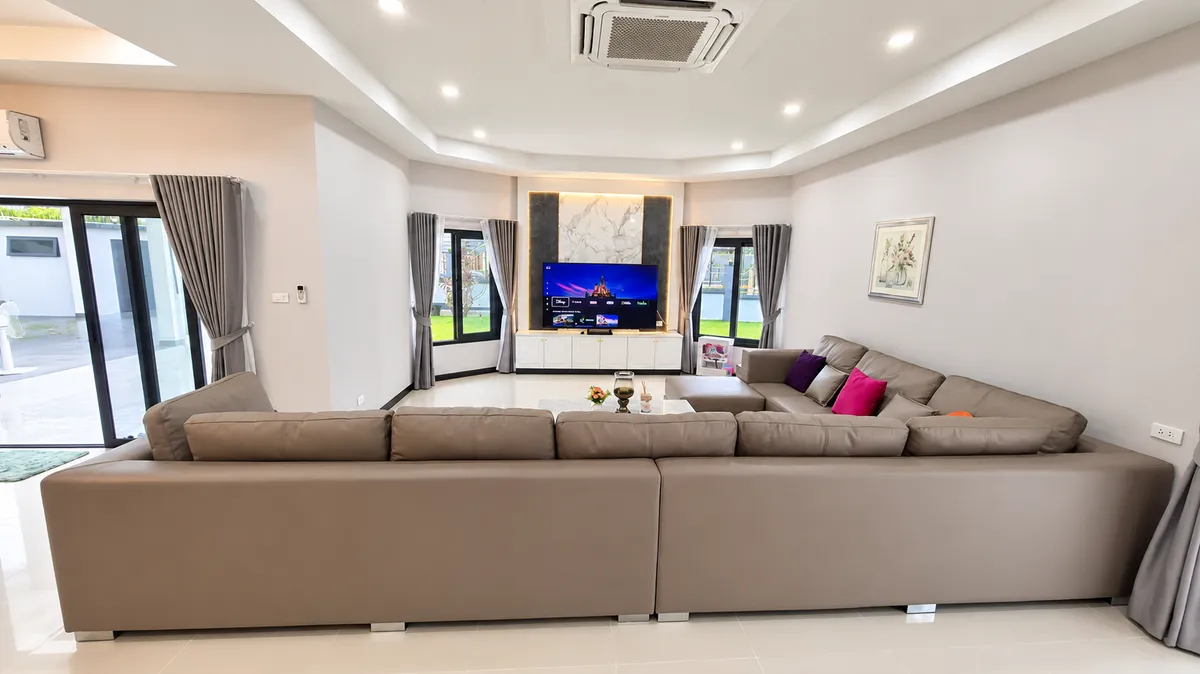 Luxury 4-Bedroom Pool Villa with Guesthouse, 100m from Mabprachan Lake. photo 11