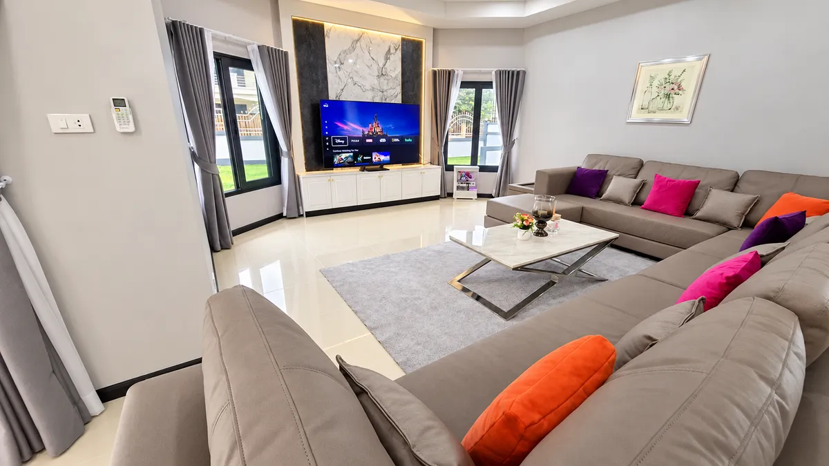 Luxury 4-Bedroom Pool Villa with Guesthouse, 100m from Mabprachan Lake. photo 10