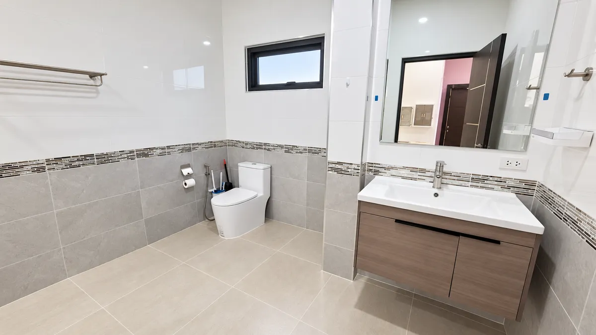Luxury 4-Bedroom Pool Villa with Guesthouse, 100m from Mabprachan Lake. photo 19