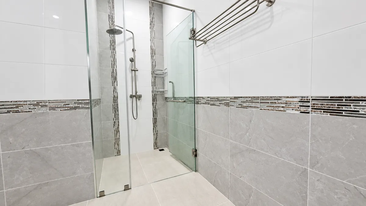 Luxury 4-Bedroom Pool Villa with Guesthouse, 100m from Mabprachan Lake. photo 26