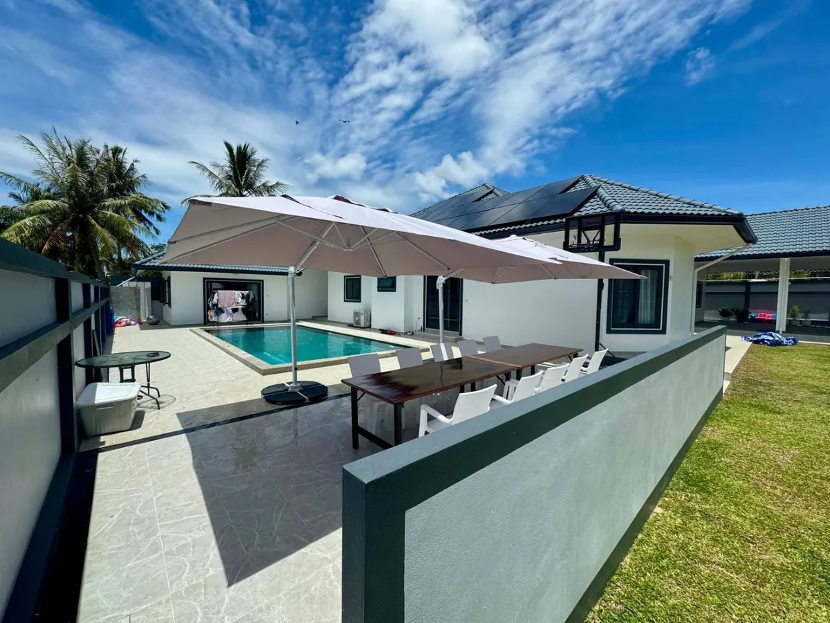Luxury 4-Bedroom Pool Villa with Guesthouse, 100m from Mabprachan Lake. photo 2