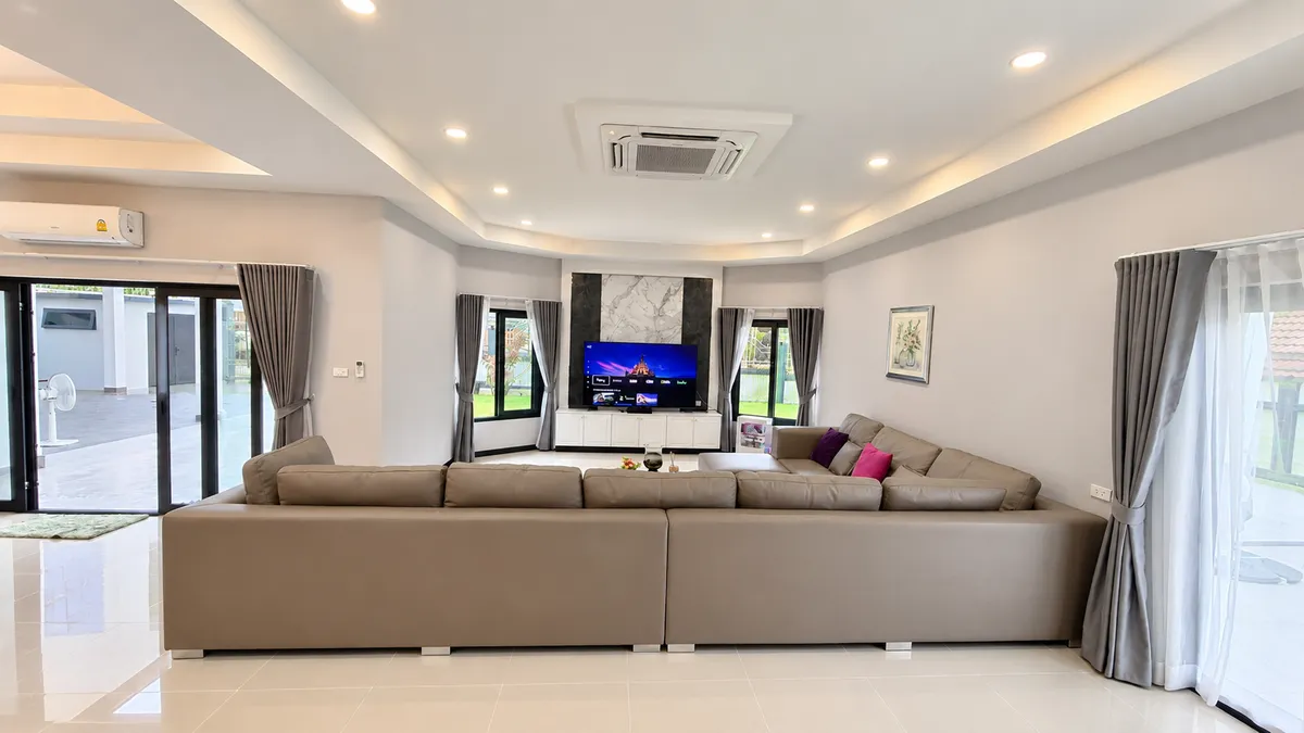 Luxury 4-Bedroom Pool Villa with Guesthouse, 100m from Mabprachan Lake. photo 17