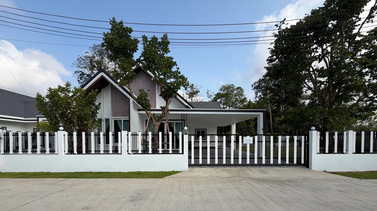 Brand New Modern Villa 3 bedrooms 2 bathrooms in Pong – Near Mabprachan Lake for SALE