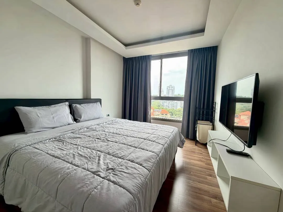 Modern 1 bed for sale at The Peak Towers