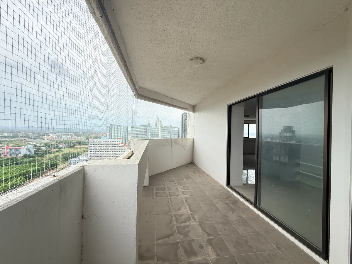 Great investment opportunity – renovate to your own style. photo 12