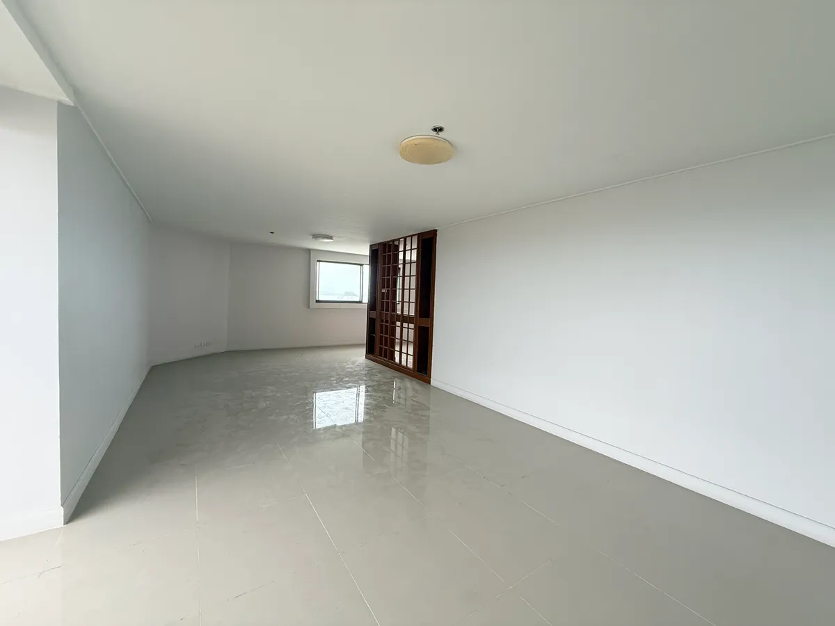 Great investment opportunity – renovate to your own style. photo 9