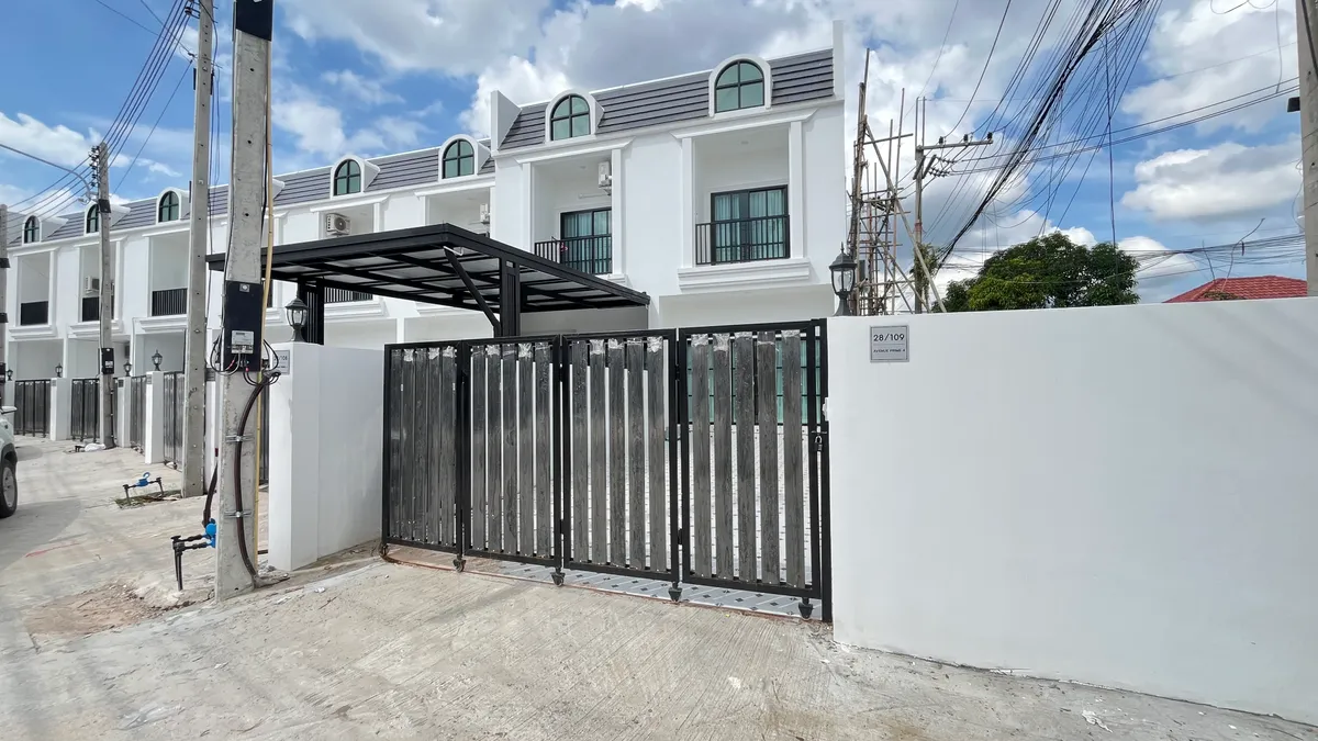 2-storey corner townhome for rent in East pattaya