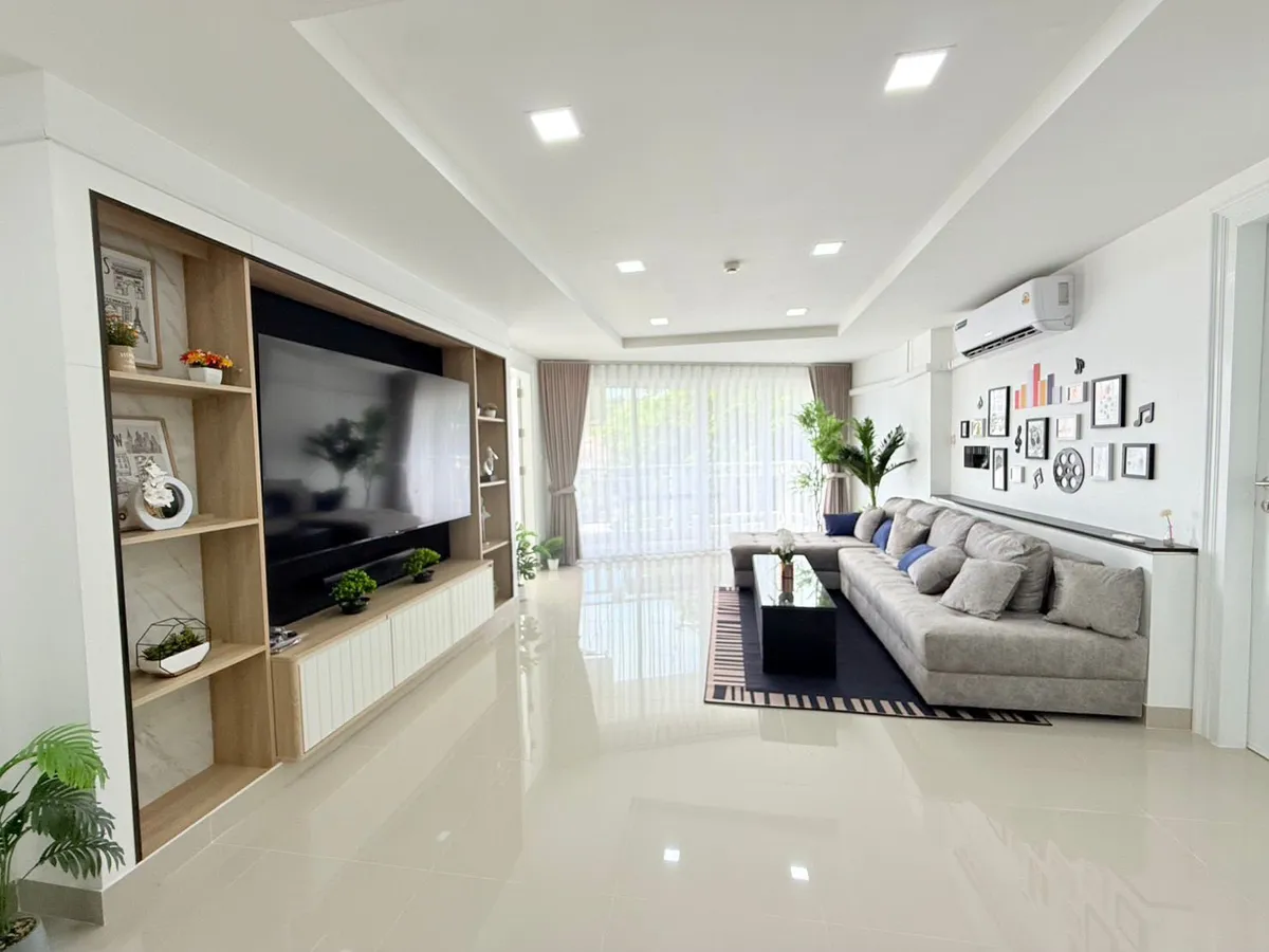 Newly Renovated 3 Bedrooms 2 Bathroom Condo for Sale photo 4