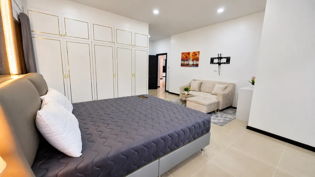 Luxury 4-Bedroom Pool Villa with Guesthouse, 100m from Mabprachan Lake. photo 25