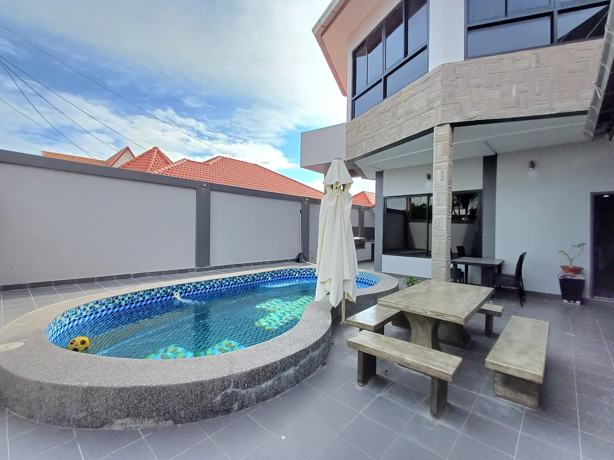 Pool Villa 4 bedrooms 4 bahtrooms in South Pattaya for RENT