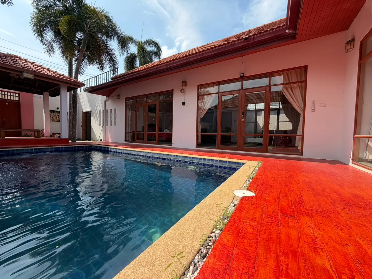 Beautiful private house with pool for sale in Pratumnak