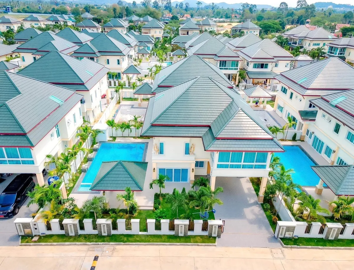 Pool villa 5 Bedrooms 6 Bathrooms in Huay yai