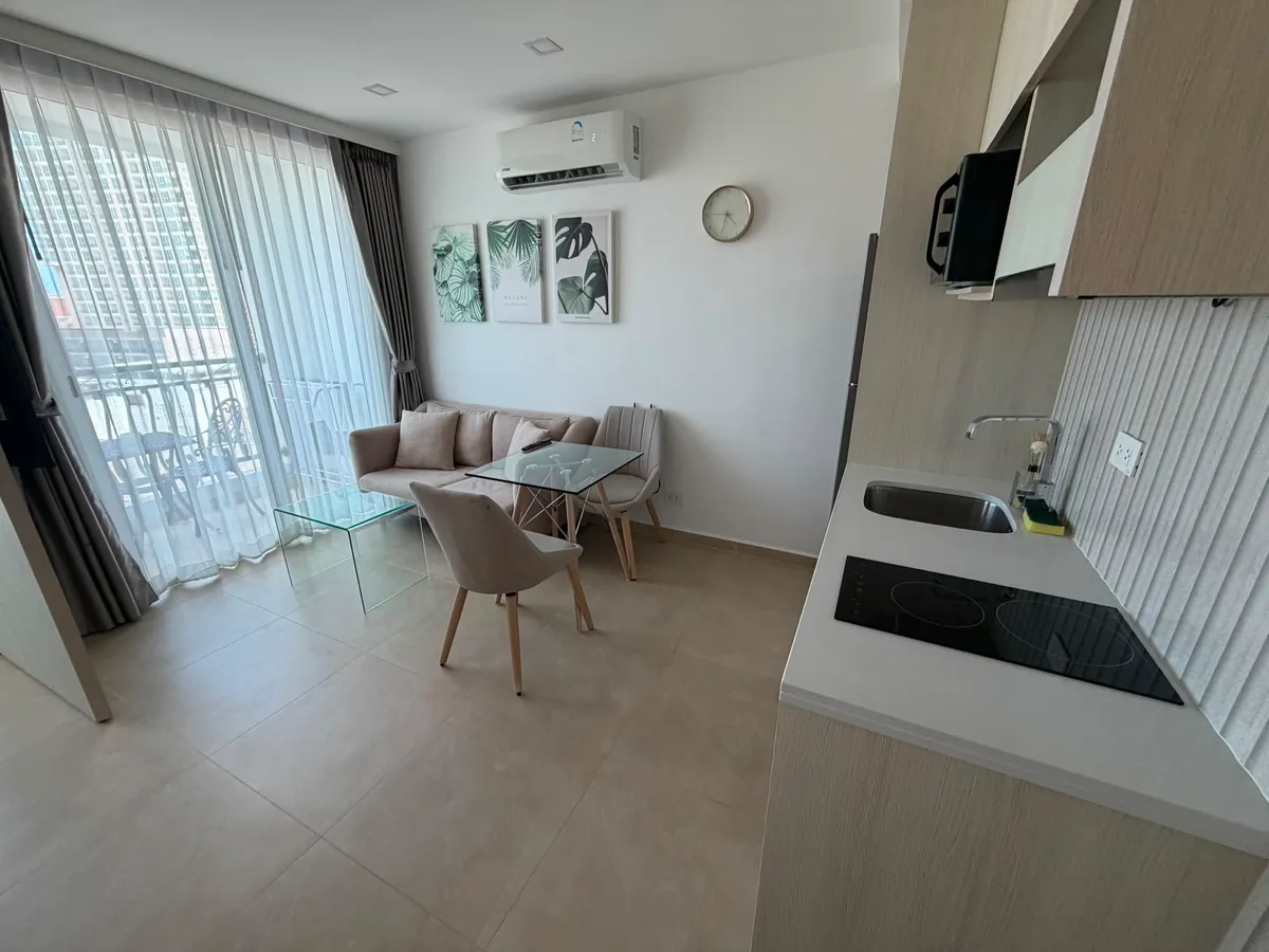 Modern One Bedroom Unit in Popular Condominium photo 3