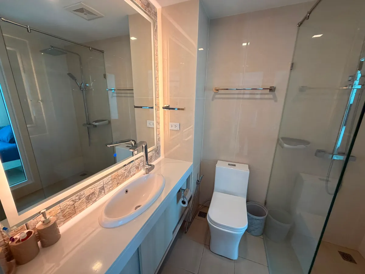 Modern One Bedroom Unit in Popular Condominium photo 8