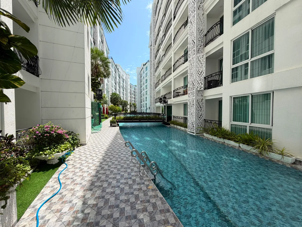 Modern One Bedroom Unit in Popular Condominium