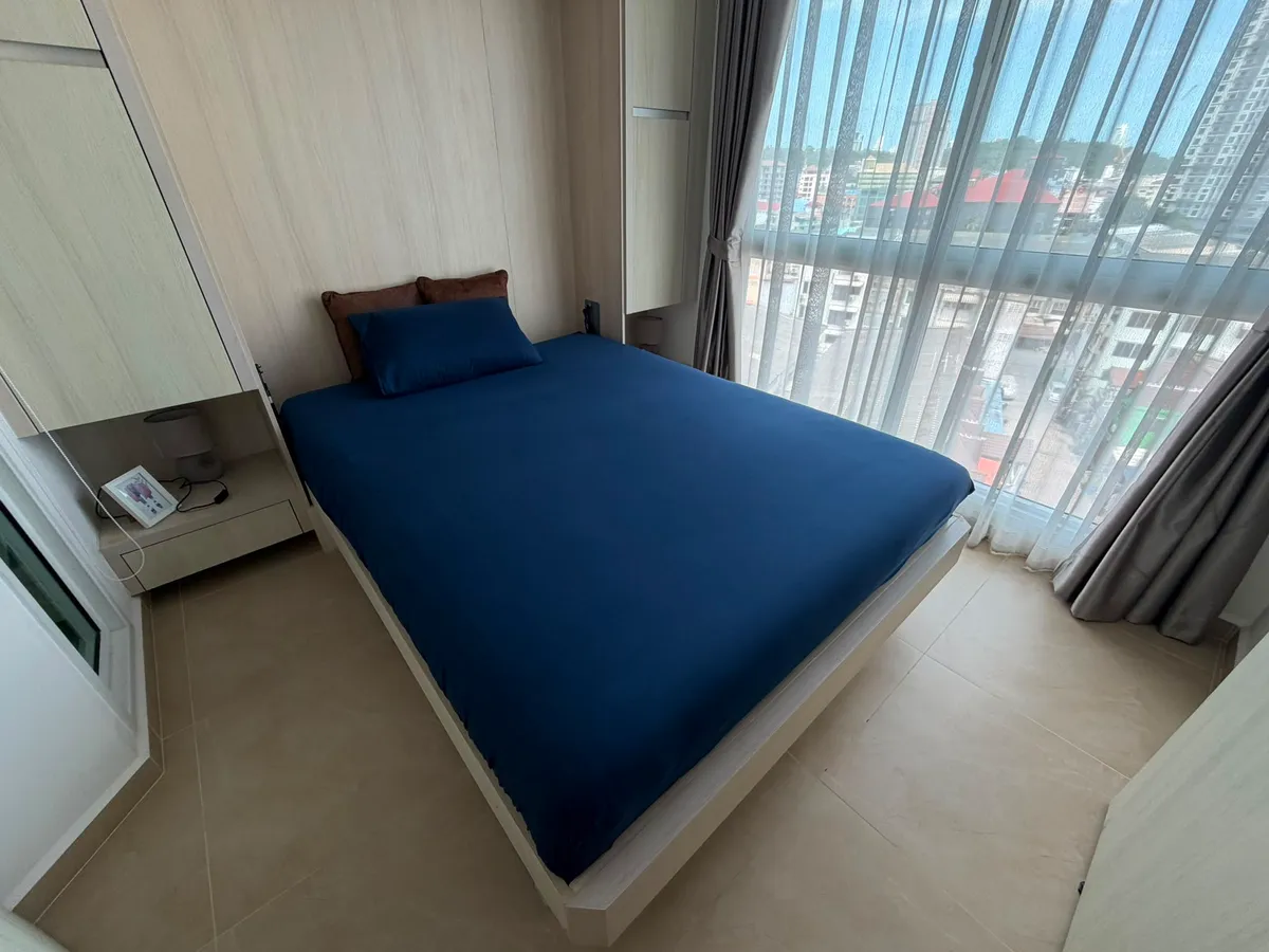 Modern One Bedroom Unit in Popular Condominium photo 6
