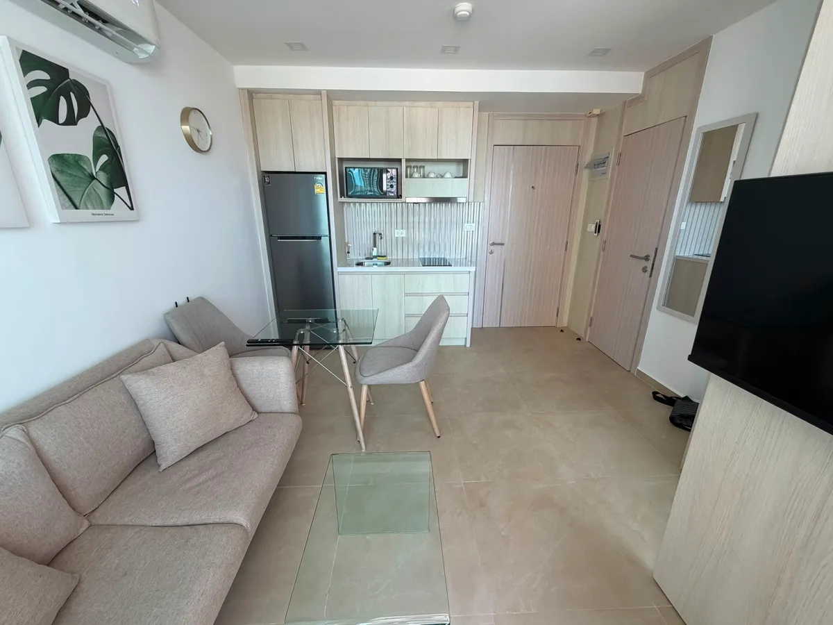 Modern One Bedroom Unit in Popular Condominium photo 4